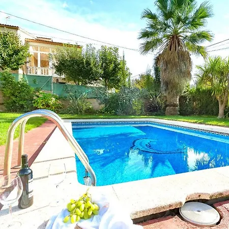 וילה Sleeps 6 *