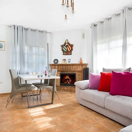 Villa Sleeps 6 *